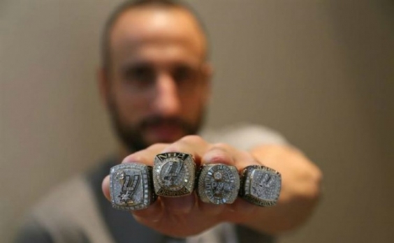 Manu luciendo sus 4 anillos NBA
