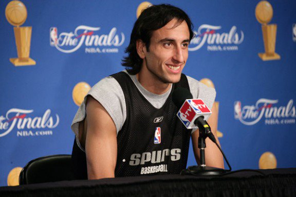 Manu en una conferencia de prensa antes de las finales