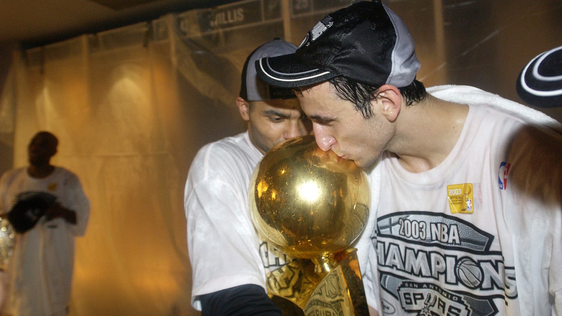 Manu junto al trofeo