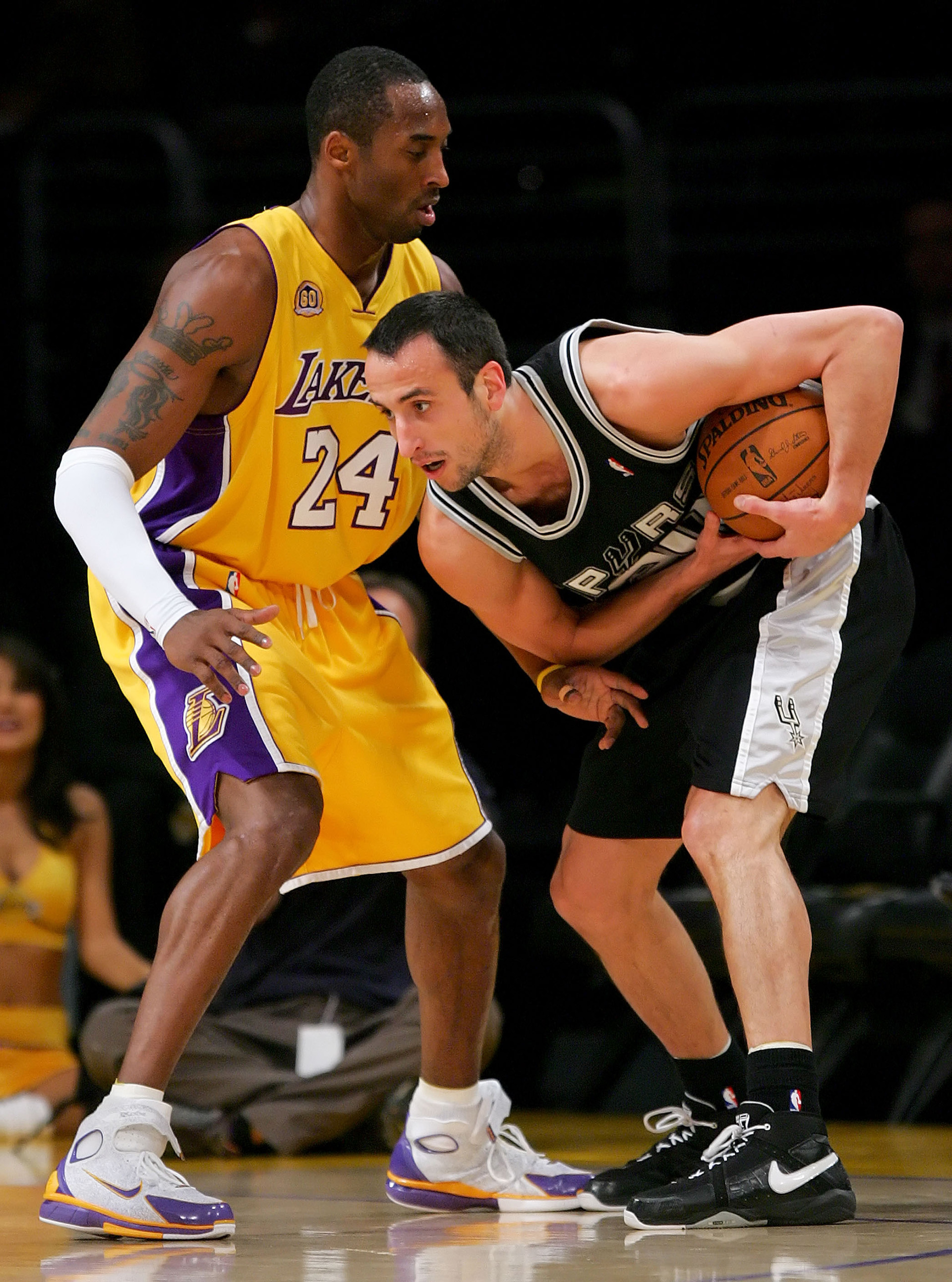 Manu escondiendo la pelota frente a Kobe Bryant