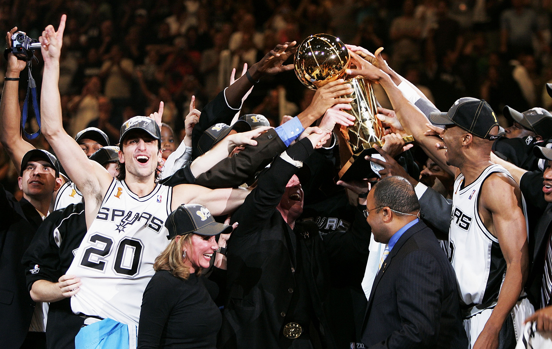 Los Spurs festejando